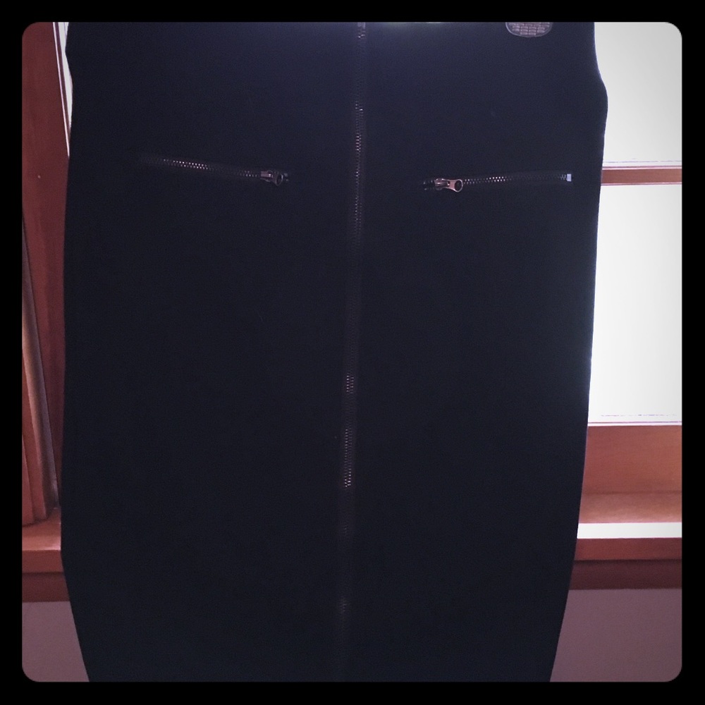An black skirt